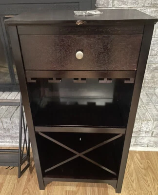 Armario para vino con acabado de nogal Foto 1 de 3