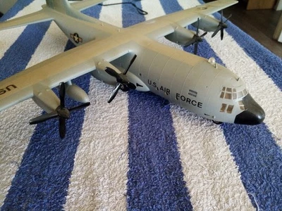MAQUETTE MONTEE ET PEINTE DE L'AVION C 130 HERCULE 1/72 - Photo 1/4