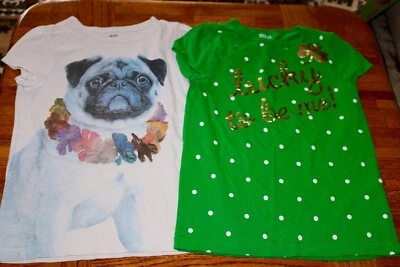 Crazy 8 Juego de 2 Tops Verde Irlandés Lucky to Be Me & Bulldog Talla 7-8M. Foto 1 de 4