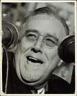 1940 photo de presse président des États-Unis Franklin D. Roosevelt au microphone