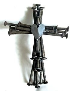 Cruz de Uñas Brutalista Crucifijo Rústico con Corazón 9" Arte Popular Decoración de Pared - Imagen 1 de 5