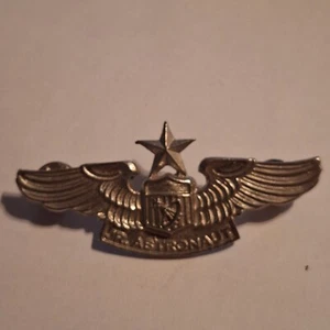 Vintage Jr. Astronaut NASA Pin Millex - Picture 1 of 4
