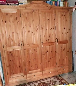 Viertürigen Kleiderschrank - Bild 1 von 3