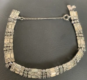 Weiss Vintage Atemberaubendes Armband Klarglas Strass mit Sicherheitskette - Bild 1 von 4