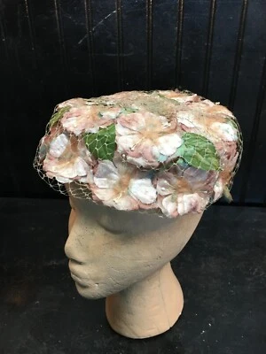Sombrero de media píldora de los años 40 50 rosa claro y blanco flores red de pesca 7 pulgadas Foto 1 de 4