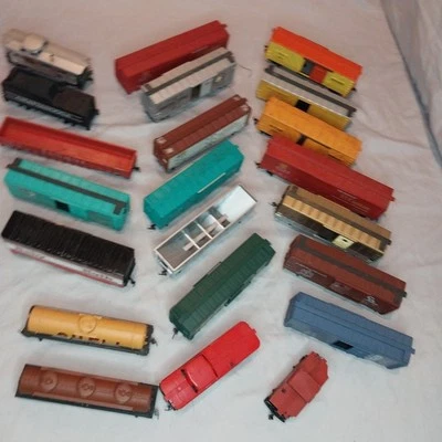 22 HO Scale Trains tyco bachmann Lifelike Tankers Box and Cabooses Large Lot - Image 1 of 3