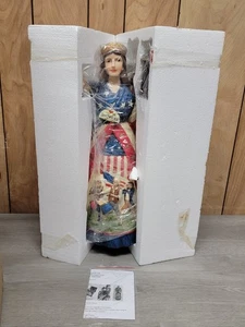 Jim Shore 20” Diorama Patriótico Ángel Bandera Vestido Linterna Heartwood Creek 6003368 - Imagen 1 de 8