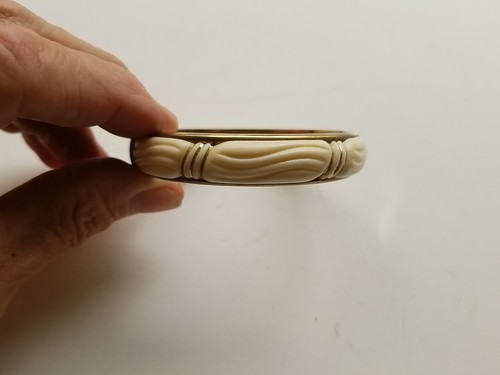 OFF WHITE Braccialetto bracciale in plastica intagliata crema avorio bianco sovrapposizione ottone incernierato oro