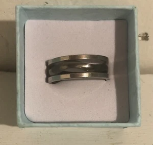 Anillo de metal de dos colores talla 9 nuevo en paquete - Imagen 1 de 3