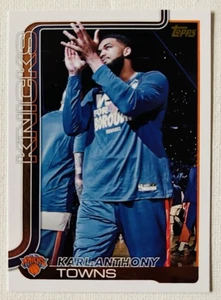 2025-26 Topps Karl Anthony Towns #19 Golden Mirror Image Variation Knicks - Bild 1 von 2