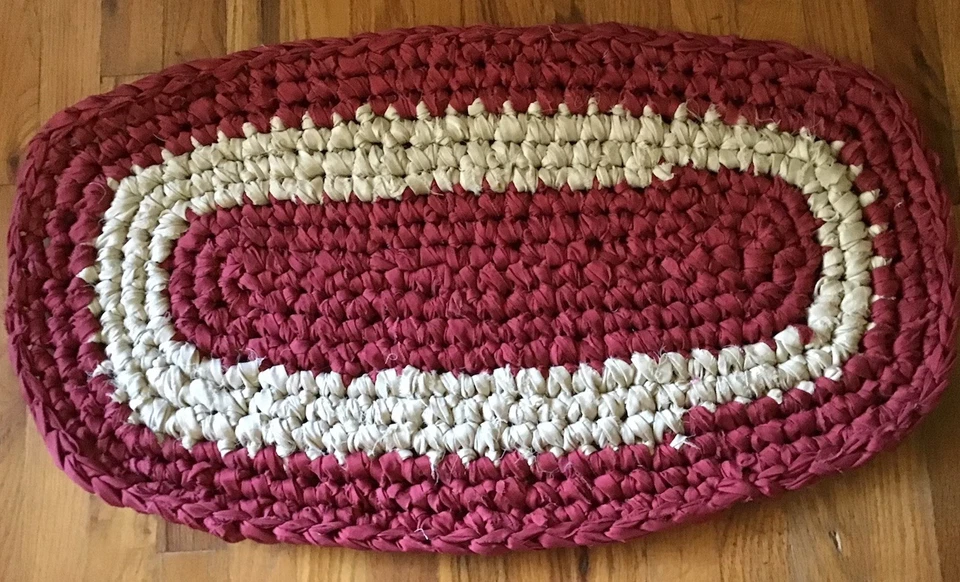 Tapete de pano feito à mão 31” X 18” oval vermelho escuro e ouro claro  - Imagem 1 de 1