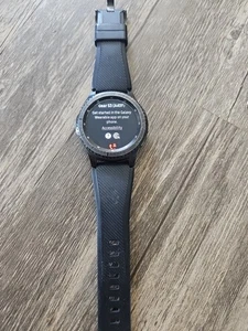 Montre connectée Samsung Gear S3 Frontier 46 mm boîtier en acier avec bracelet en silicone noir - Photo 1 sur 7