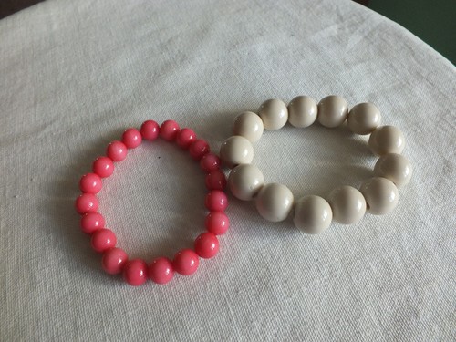 OFF WHITE Bellissimo Bracciale Elastico Set 2 Perline Plastica Rosa Off Bianco 5 8 7 3 8" CARINO