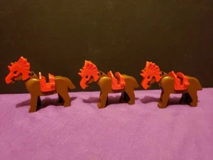 Lego Castle Lot Pferd Kampfhelm Sattel 6082 braun rot Figuren Kopfbedeckung  - Bild 1 von 21