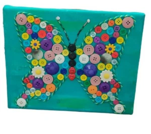 Bild ~ Rahmenloser türkisfarbener und bunter Schmetterling (Knöpfe) handgefertigte Kunst.  - Bild 1 von 4