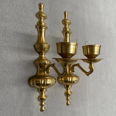Juego de 2 candelabros de pared enchapados en latón ornamentado de mediados de siglo de colección  Foto 1 de 4