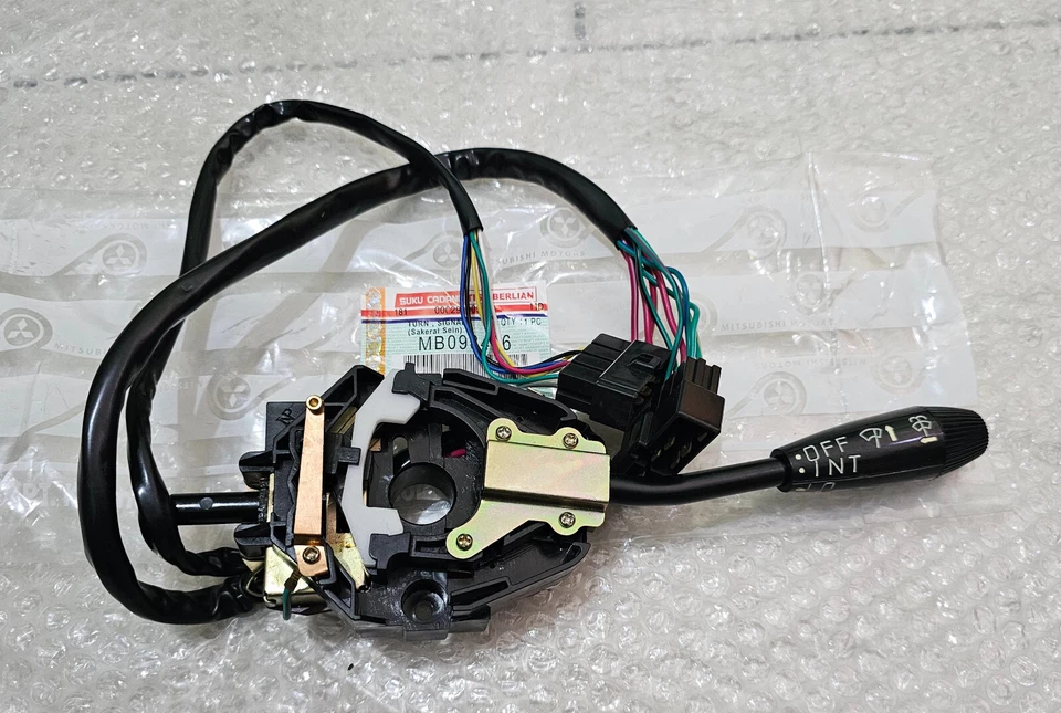 三菱 FUSO 罐 FE110 FE111 FE211 开关 STEERING COLOUMN ASSY 全新 — 第 1/4 张图片