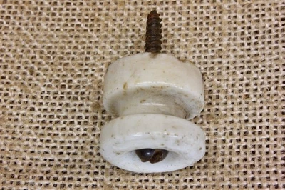 Old Door 15/16 英寸 Knob & Tube 抽屉拉瓷器 1890 年代电动绝缘子 — 第 1/4 张图片