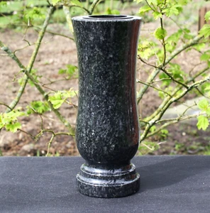 Grabvase Steinvase Blumenvase aus "Granit" Impala dunkel - Bild 1 von 1