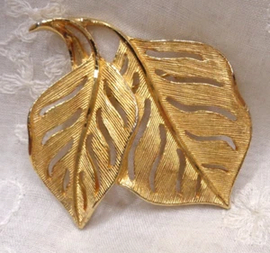 Vintage Estate Jewelry ~ SC SARAH COVENTRY spilla doppia foglia tono oro - Foto 1 di 4
