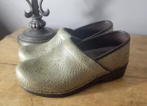 Dansko XP Tono Dorado Medallón En relieve Geométrico Zuecos Completos Zapatos 40 Cuero - Imagen 1 de 14