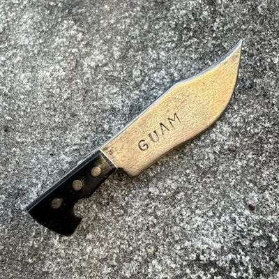 Original Segunda Guerra Mundial Cuerpo de Marines de los Estados Unidos Marina Guam Recuerdo Cuchillo Pin Insignia Foto 1 de 2