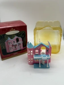 Vintage 1999 Hallmark Barbie Dream House Ornament Pink Victorian Keepsake Boxed - Picture 1 of 5