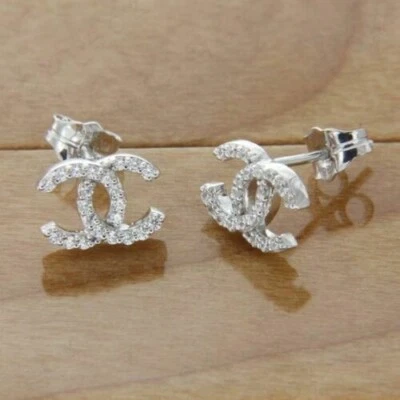 Pendientes de plata de ley 925 con pasador de diamantes creados en laboratorio de 0,50 quilates para empujarla hacia atrás a ella y a él Foto 1 de 4