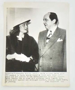 BETTE DAVIS & LAWYER JERRY GEISLER/ ORIGINAL PHOTOGRAPH / 1950 /CUSTODY FIGHT - Picture 1 of 6