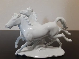 Schaubach Kunst White Porcelain Horses Figurine Germany Pre-Owned - Picture 1 of 17
