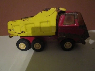 VINTAGE METAL DUMP TRUCK - Image 1 of 4
