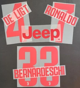 JUVENTUS 2019-2020 NAMESET KIT (NOME/NUMERO+JEEP) AWAY Dekographics - Foto 1 di 2