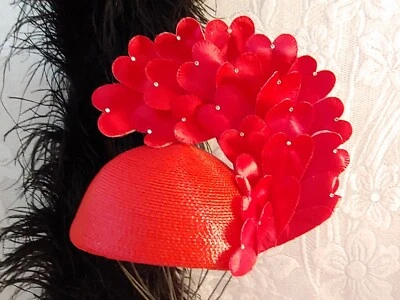 SOMBRERO RETRO PARA MUJER DE COLECCIÓN🌺 1990 ESCUDO ROJO DRAMA 10" HT ANN MARIE M-L DECLARACIÓN Foto 1 de 4