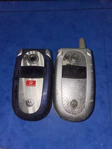 Motorola V500 and Motorola V550 - Early 2000s Retro Flip Mobile Phones x2 - Afbeelding 1 van 1