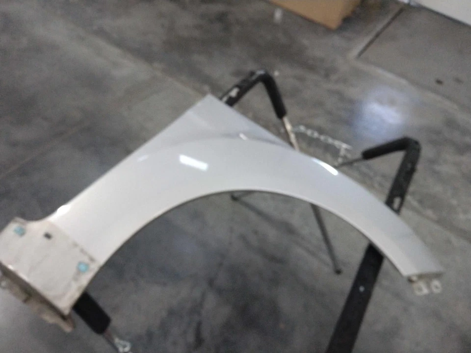 Guardabarros delantero derecho usado se adapta a: Hyundai Veloster 2016 con moldura basculante delantero derecho Foto 1 de 4