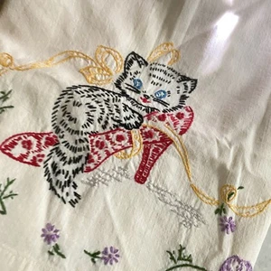 Funda de Almohada Vintage Estándar Bordada a Mano Gatito y Zapato - Imagen 1 de 5