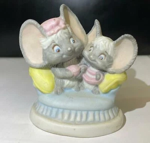 Vintage Fine Porcelain Figurine Hallmark Cheddar 1984 Love Weaves Wonders Taiwan - Picture 1 of 8