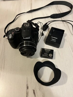 LUMIX Panasonic DMC-FZ200 con lente de capucha, cargador, 2 CD y manual de instrucciones Foto 1 de 4