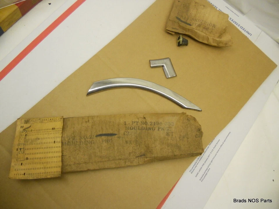 Nuevo de Lote Antiguo Mopar 1960 Dodge Dart Phoenix Puerta LH Q/Panel Moldura pn 2196353 Foto 1 de 1