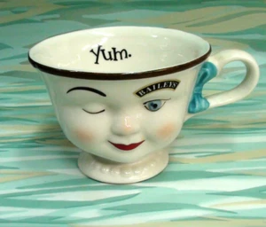 TAZZA DA TÈ CAFFÈ VINTAGE BAILEY'S IRISH CREAM MRS YUM OCCHI AMMICCANTI CON FIOCCO BLU - Foto 1 di 8