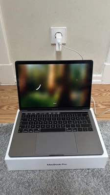 Apple MacBook Pro 13 Zoll mit Touch Bar - Bild 1 von 4