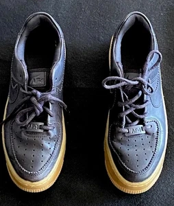 Scarpe Nike (AF-1) Air Force nere in gomma AR5409-002 US 5,5, EUR 36, UK 3 - Foto 1 di 7