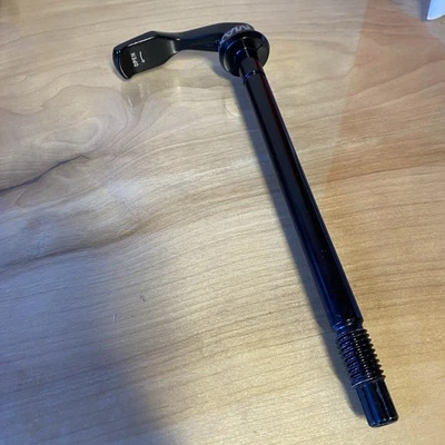 Eje trasero RockShox Maxle: 12x135 / 167 mm de longitud / 12 mm x 1,75 mm roscas negro Foto 1 de 4