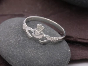 Anillo Claddagh de plata esterlina 925 maciza para niños y bebés talla A - L Reino Unido británico - Imagen 1 de 12