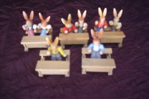 Konvolut Osterhasen Hasenschule Erzgebirge Holz Volkskunst 9 Hasen - Bild 1 von 3