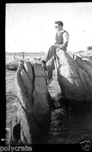 Portrait homme assis rochers bord de mer - anciens négatif photo an. 1930 - Picture 1 of 1