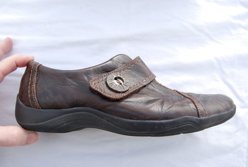 Scarpe basse artigianali CLARKS pelle invecchiata marrone scuro cinturino e bottone 7 5 M