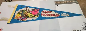 Banderín Bandera MAGIC MOUTAIN VALENCIA CALIFORNIA VINTAGE 25" - Imagen 1 de 8