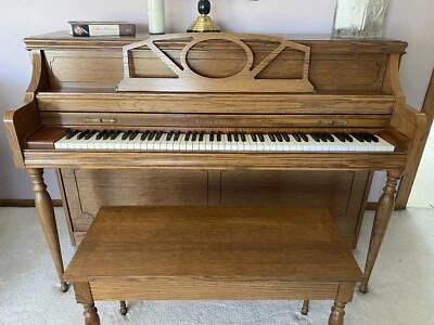 Piano vertical Story & Clark 88 teclas roble 3 pedales - gran piano Foto 1 de 4