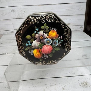 Caja de Lata Floral Octágono Vintage Negro Repujado Rosas Diseño Rollo 6"x5" Metal - Imagen 1 de 9